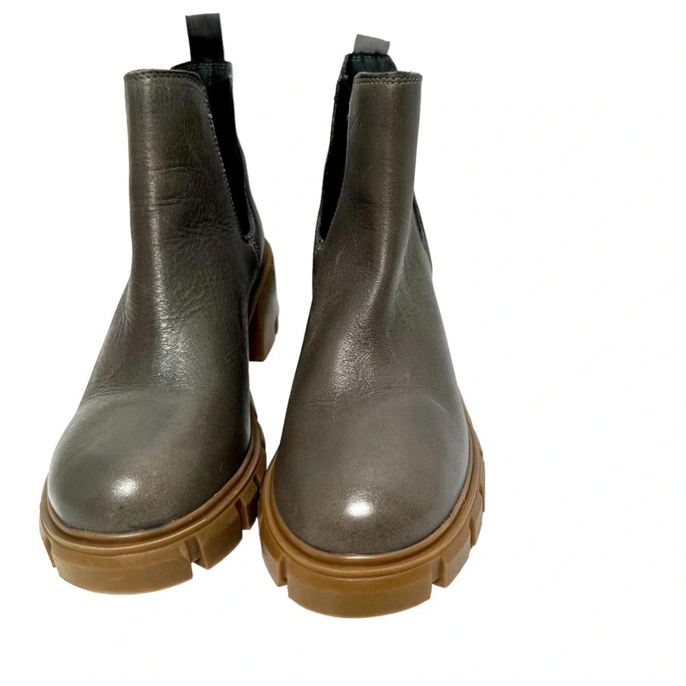 Steve Madden Howler Grey Boots. Size 7 1/2M. NWOB